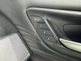 シートメモリー機能装備付きです。シートの位置をそれぞれ記憶しておく事ができるので、ご家族や、複数の方で車を乗られるオーナー様には、便利な機能です。