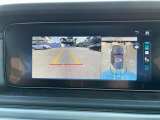 【360&deg;カメラシステム】4つのカメラにより、車両周囲を俯瞰で確認することができます。カメラの呼び起しは手動でも可能ですので、狭い道でも安心してお乗りいただけます。