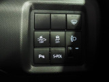 運転席右側のスイッチパネル。前後コーナーセンサーやスマートアシスト等の安全機能のスイッチが並んでいます。