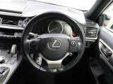 各操作スイッチなどもハンドルから手を放すことなく操作可能で安全運転に支援いたします!