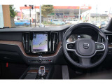 インストルメントパネルは僅かに運転席側へと傾けられているほか、余計なスイッチ類を可能な限り排し、運転に集中しやすい環境を造り出しています。