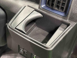 運転席側掘り込み式カップホルダー