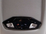 【SOSコール】車両の通信システムにより、SOSコールを発信することが可能です。また、エアバックの開くような大きな事故の場合は自動で通信を開始します。もしもの時にも安心です。