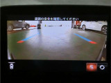 前後ワイドビューモード搭載。見通しの悪い交差点や駐車場出口で左右の状況をワイドに確認でき、出庫時の不安を軽減します。