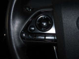 ステアリングスイッチ付きで、運転中に視線を前に向けたまま操作できます。