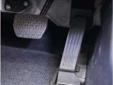 【オルガン式アクセルペダル】人間工学に基づいてオルガン式アクセルペダルを採用しております。運転時の疲労を軽減し、とっさのときの踏み間違いも起きにくくなります。
