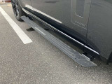 電動サイドステップ装備。