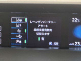 レーンディパーチャーアラート付です。ウインカーを出さずに車線を逸脱しようとすると、ブザーとディスプレイで注意喚起し、ステアリング制御が作動しドライバーに車線逸脱防止を促してくれます。