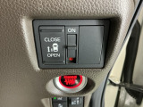 パワースライドドアの開閉はスマートキーのリモコンやドアノブは勿論、運転席側のスイッチ操作でも開閉ができ、安全・簡単です