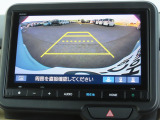 リアワイドカメラシステム!従来の視野に加えて、後方側方を約180&deg;まで見えるワイドビューと、後方を真上から見たような視野で駐車時などに便利なトップダウンビューの3つの視野があります!