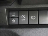 カギをカバンやポケットに入れたままでも、ドアロックの開閉やエンジンの始動ができるスマートキー。乗り降りの度に鍵を取り出す手間から解放されます。