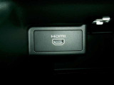 HDMI入力端子がございます。助手席グローブボックス内にございます。