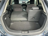 トランクルーム!リアシートは片方ずつ倒せます。乗車員数や積む荷物に応じてアレンジが可能ですので多彩に使えてとても便利です。