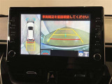 左右のドアミラーに設置されたカメラからの映像を表示します。路肩への幅寄せ・狭い路地でのすれ違いなどのケースにおいて、車両側方の安全確認や接触回避の操作をサポートします。