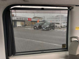 左右のスライドドアには、ロールアップスクリーン内蔵!日差しからパッセンジャーを守ります!プライバシーの保護にも役立ちますよ!