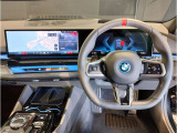 『運転』に対するBMWのこだわりはメーターパネルにも表れております。視野性の良いメーターパネルは疲労感の軽減と、運転の楽しさをもたらしてくれます。