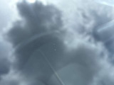 フロントガラスに飛び石キズがあります。