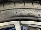 純正20インチアルミホイール。フロントは245/35R20