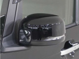 ◆ドアミラーウインカー◆ドアミラーにウインカーを装備しています。対向車に自身の進行方向を合図し安全に運転できます。