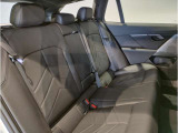 BMWの少し硬めの足回りは車の縦揺れを素早く整えるため、同乗者の方への車酔いにも効果が御座います。