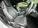 足元もゆったりで長時間の運転も疲れにくいフロントシートです。