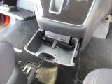 ドリンクホルダー★すぐ手が届く位置にドリンクホルダーを装備しています。運転中の水分補給もご安心です♪