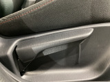運転席にはドライバーの体型や好みに応じて前後方向だけでなく、高さの調整ができるシートリフターを装備!