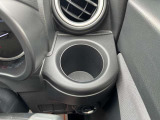 運転席側のドリンクホルダーは安定感のある埋め込み式となっています。