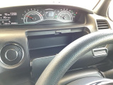 運転席にはアッパーボックスを備えており、小物の収納に便利です。
