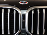 【キドニーグリル】BMWは約90年もの間、ほぼ全ての車両にひと目でBMWだと分かるこの特徴的なフロントグリルが備えられ、デザイン・アイコンとして親しまれてきました。