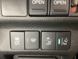 Hondaセンシング用の、VSA(ABS+TCS+横滑り抑制)解除と路外逸脱抑制機能のオンオフスイッチなどはハンドルの右側に装備しています。