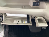 【グローボックス】助手席の前にあるグローボックスです。小物の収納に便利です。入れるものを限定せず、気軽に使える助手席前のトレー。走行中も落ちにくい形になっていてとても便利です。