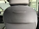 スマートフォンや小物などをスッキリ収納できるシートバックポケットを装備!