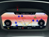 スピードメーターなどの運転に必要な計器とともに、オーディオ・電話の操作画面などを表示。レイアウトはステアリングスイッチで切り替えでき運転に集中しながら必要な情報を瞬時に得ることが可能。