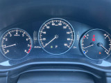 MAZDA3のスピードメーターは、中央に速度計を配置し、その内側にマルチインフォメーションディスプレイを統合した、シンプルかつ機能的な3眼風のデザインが特徴です。