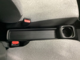 運転席からも助手席からも自由に使えるドリンクホルダー付。【センターロングコンソールトレー】ちょっとした小物を置くのに便利です。