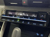 左右独立温度コントロールフルオートエアコンです。運転席、助手席それぞれで独立して温度設定ができます。冷え性の方が乗っても安心ですね♪