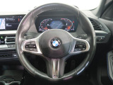 BMWのステアリングのリムは、一般的なものより少し太めにデザインされています。 これはタイヤやステアリングシャフトなどを介して伝わる路面からの入力を、しっかりと把握するためです。