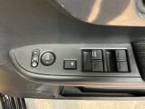 電動格納式リモコンドアミラーと、パワーウィンドウスイッチ等は運転席ドアにあります。