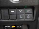 ホンダセンシングが装備されています。アダプティブレーダークルーズやレーンキープアシスト、車線逸脱防止機能なども備えていて、ロングドライブも快適で安全にお楽しみいただけます。