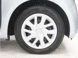◆純正ホイール装着車◆シンプルなデザインのホイールキャップ付きです。