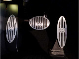 BMWはオルガン式アクセルペダルを採用しています。踏み込む足とペダルが同じ軌跡を描くため、かかとがずれにくく、アクセルコントロールがよりしやすくなるメリットがあります。