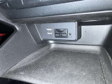 スマートフォンやお手持ちの機器のバッテリー残量が少なくなっても、運転中に充電ができるので安心ですね!