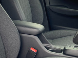 アームレストです!これがないと運転が落ち着かないという方もいらっしゃるのではないでしょうか?肘置きがあるだけでも比較的楽な姿勢で運転することが出来ますし腕の疲れを軽減できます。