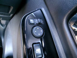 電動格納式ミラーなので、対向車などとのすれ違い時にも便利です。また、ドアロック連動で自動格納します。