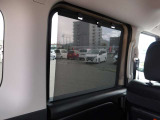 スライドドアにロ-ルカ-テン