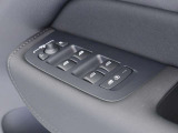 全席オートパワーウィンドウです。運転席からは全窓の操作と制御ができます。