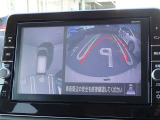 【アラウンドビューモニター&バックモニター】クルマを真上から見下ろしているかのような映像が表示され、周囲の状況がひと目で把握できるので、安心してスマートに駐車できます。駐車が苦手な方にオススメです!