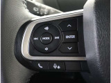 ステアリングスイッチ付き。前方から目を離すことなく操作することが可能です。