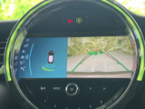 車両情報やエンターテイメントを鮮明に表示するモニター。安全運転をサポートする機能を活用し、快適なドライブを演出します。